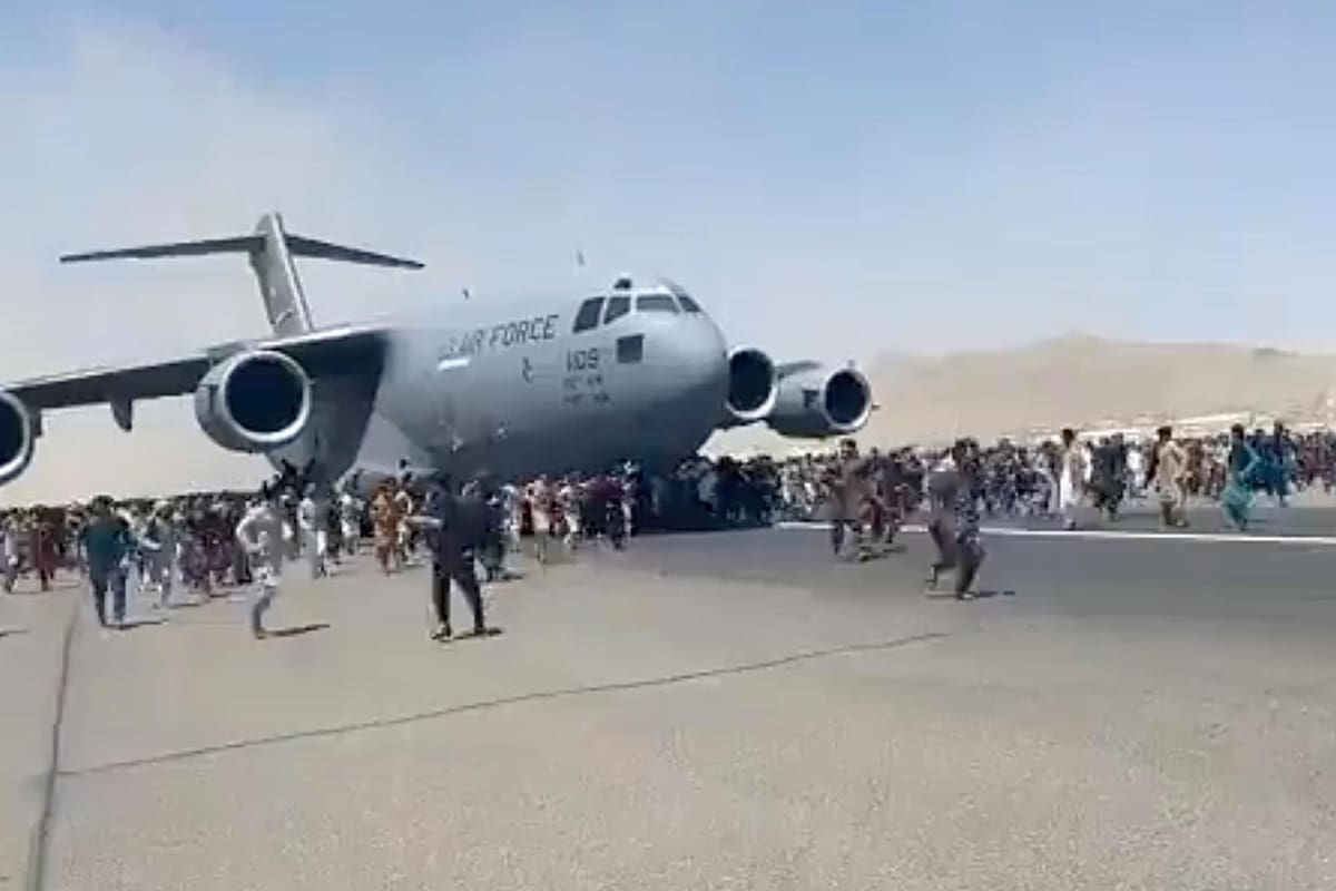 Caos en el aeropuerto de Kabul ante la toma de poder de los Talibanes