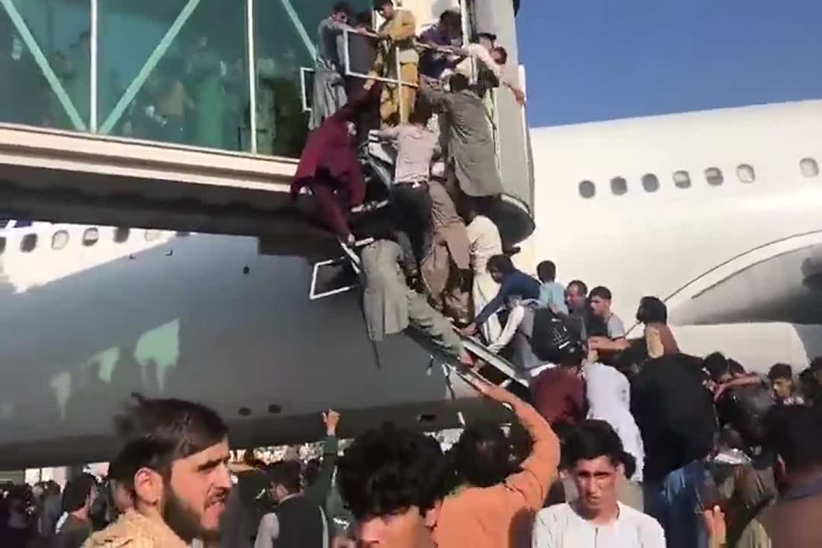 Caos en el aeropuerto de Kabul el lunes pasado, tras la toma de poder de los talibanes