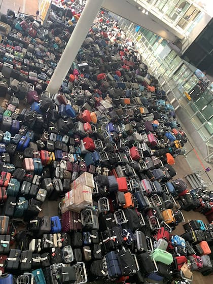 Caos en la distribución de equipaje en Heathrow, en junio pasado, por un "problema técnico"