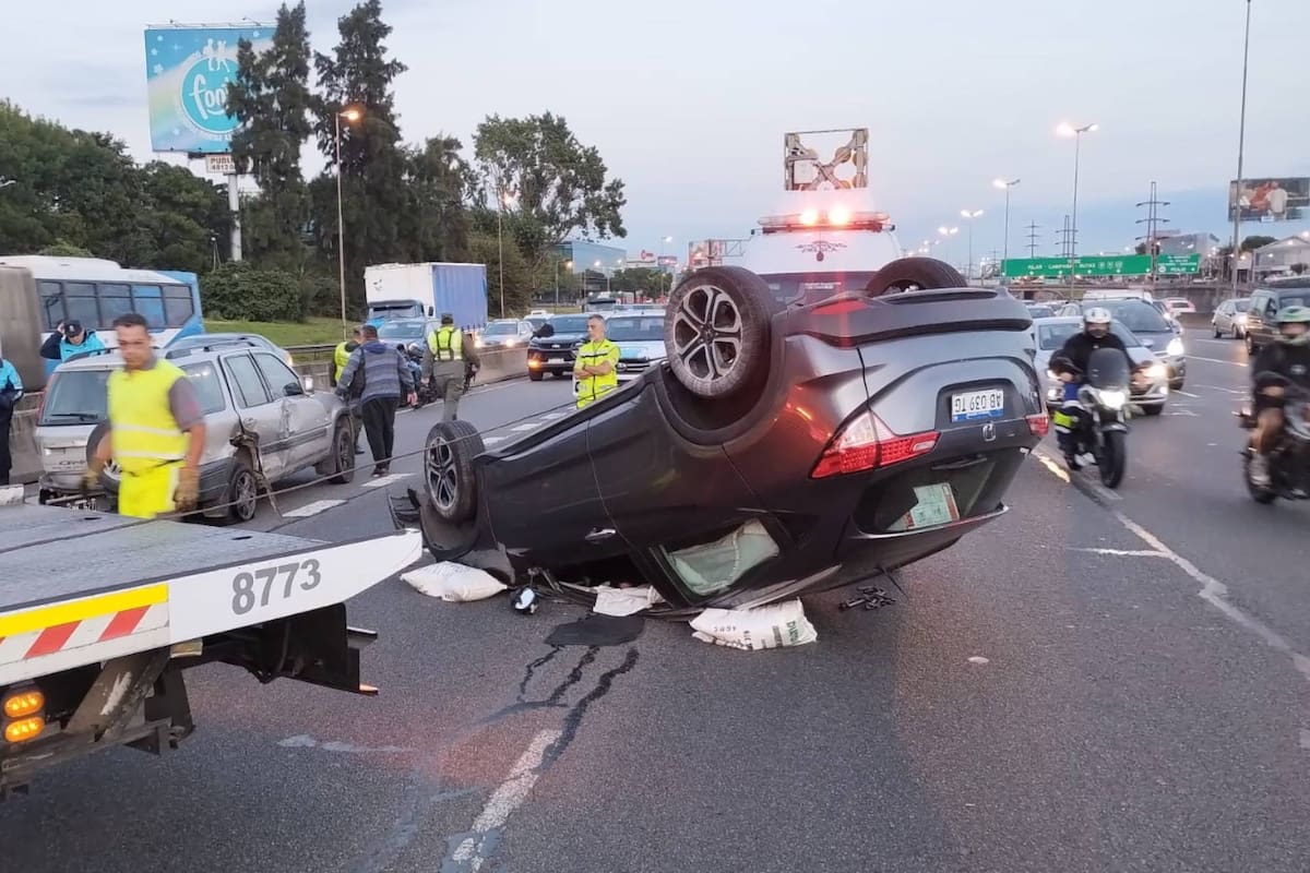 Caos en la Panamericana: choque, vuelco y tránsito complicado en pleno horario pico