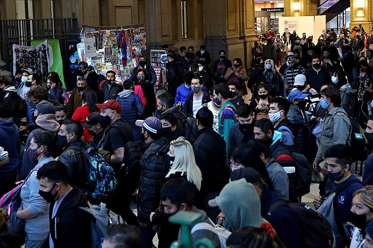 Caos y cierre de la estación Constitución por un piquete de trabajadores en las vías