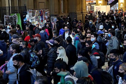 Caos y cierre de la estación Constitución por un piquete de trabajadores en las vías