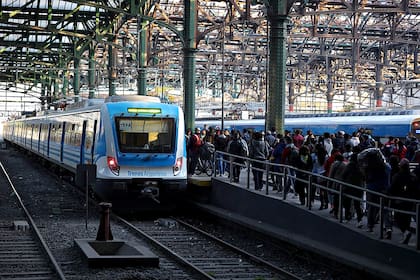 Caos y cierre de la estación Constitución por un piquete de trabajadores en las vías