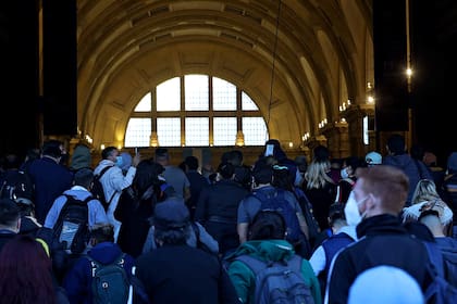 Caos y cierre de la estación Constitución por un piquete de trabajadores en las vías