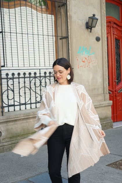 Capa> Sweet Sweater: Estate atenta Aros: Forever 21 Zapatos: Zara