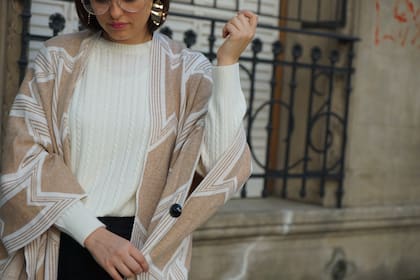Capa> Sweet Sweater: Estate atenta Aros: Forever 21 Zapatos: Zara