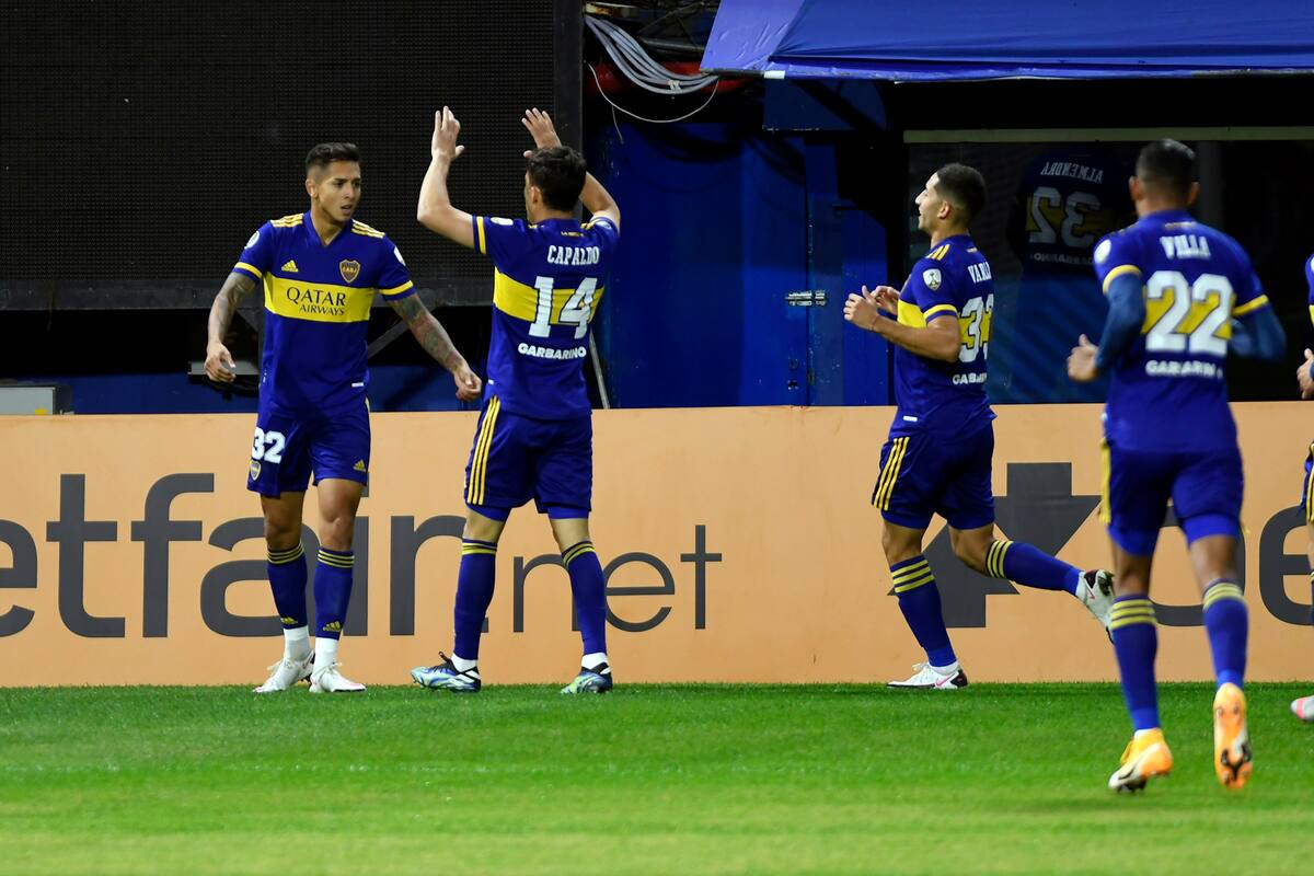 Capaldo, Varela y Villa se acercan a saludar a Almendra, autor de un golazo