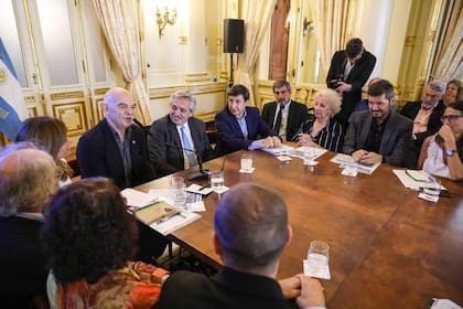 Caparrós habla durante la primera reunión del Concejo Federal Argentina contra el Hambre
