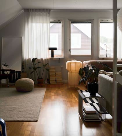 Capaz de combinar piezas de diseño con vintage y otras masivas, en este ambiente una lámpara de papel de H&M home es la gran protagonista.