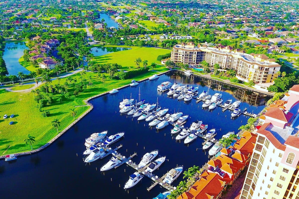 Cape Coral destaca por sus miles de kilómetros de canales y áreas verdes