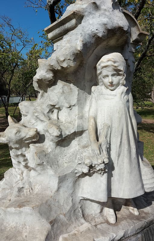 Caperucita en la plaza Sicilia, Palermo.