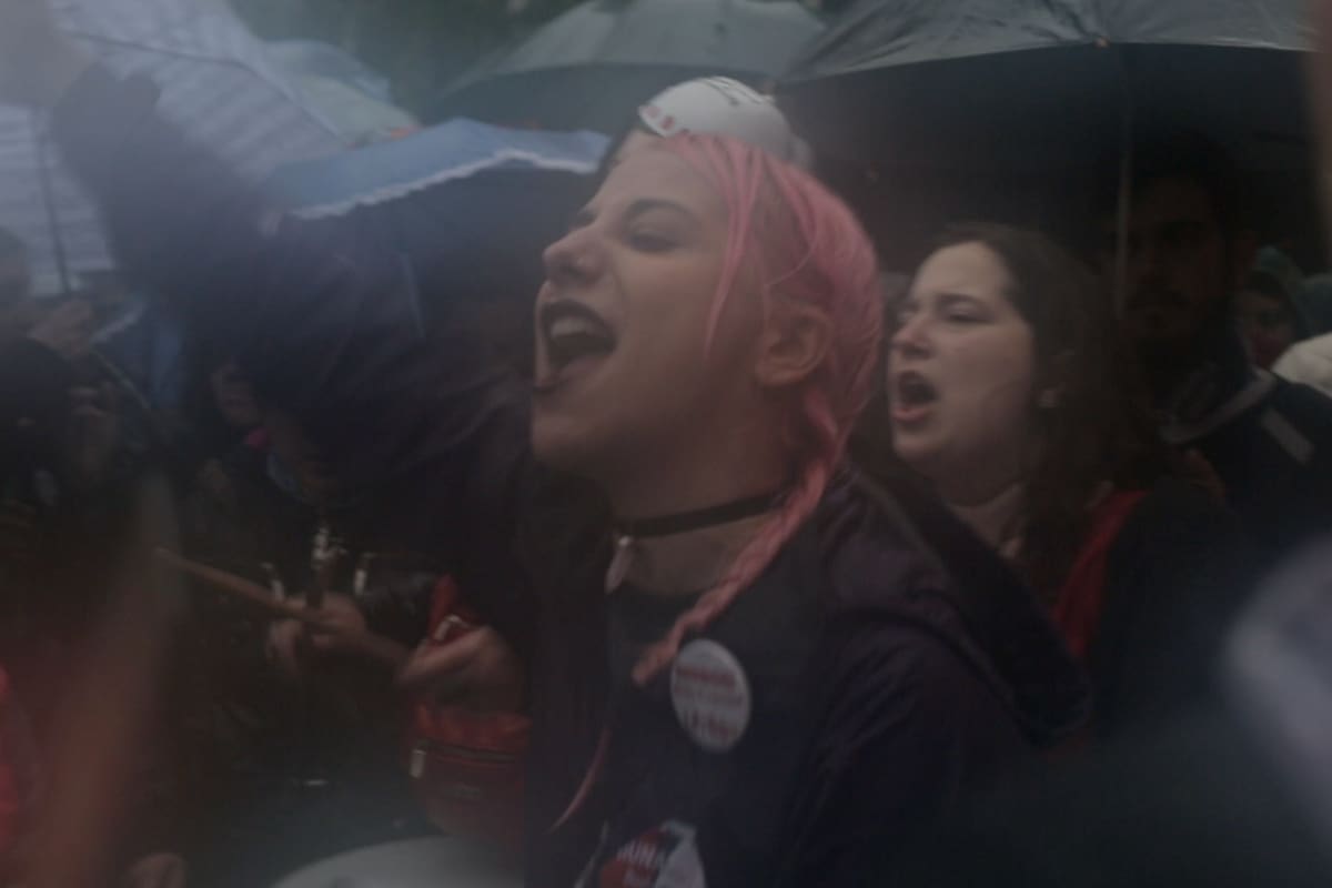 Caperucita roja rescata la idea del cuento infantil y lo convierte en un relato sensible y emotivo