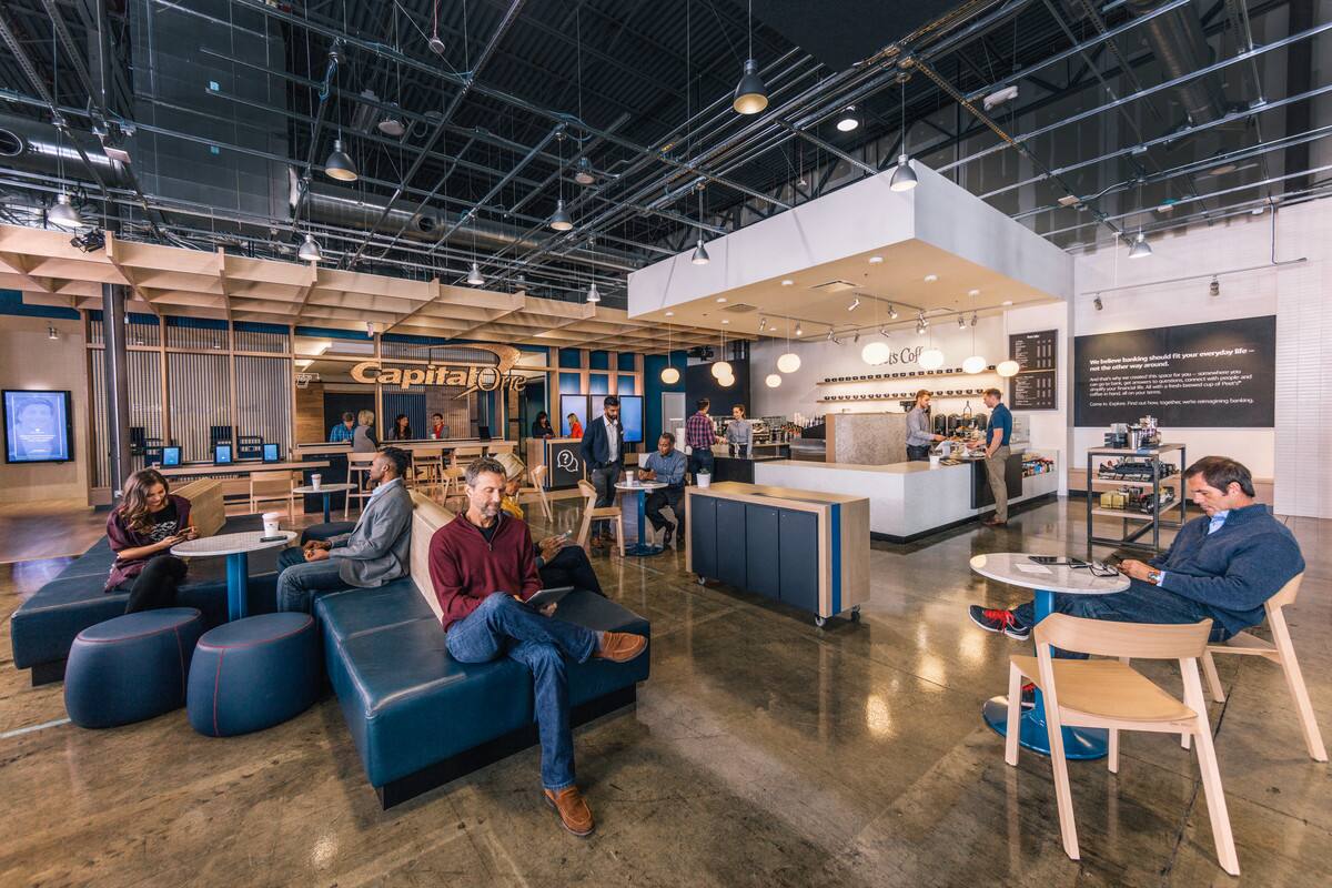 Capital One es un banco estadounidense que ofrece espacio de cafetería, banca y coworking todo en uno