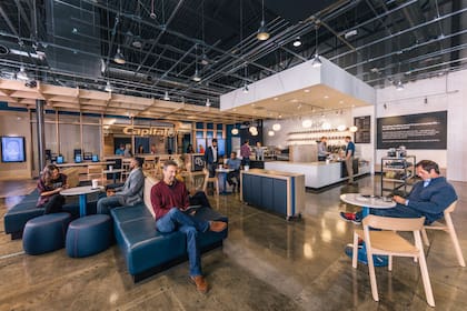 Capital One es un banco estadounidense que ofrece espacio de cafetería, banca y coworking todo en uno