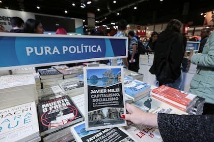 "Capitalismo, socialismo y la trampa neoclásica", de Javier Milei, se vende en el stand de Planeta, mientras en otras mesas se multiplican los libros a favor y en contra del presidente