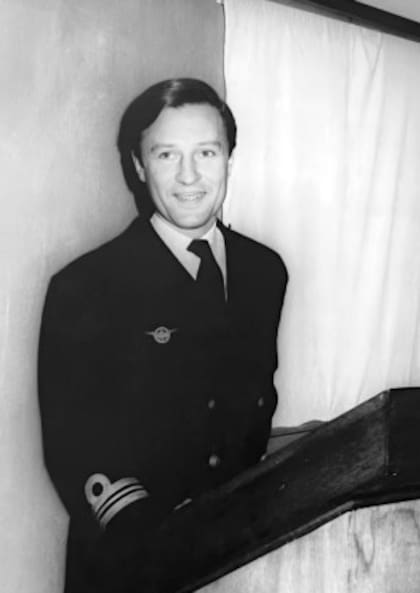Capitán de corbeta Jorge París, responsable de la base secreta Frutilla. Su recuerdo: "Era un lugar muy inhóspito, que formaba parte de la Estancia Puerto Español (abandonada) dentro de Bahía Aguirre. Tenía la misión de armar, si mal no recuerdo, ocho/diez helipuertos para abastecer de combustible a los helicópteros que iban a realizar un asalto helitransportado. Cuando llegué, un aviso nos había dejado unos 20 hombres y entre 120/150 tambores de 200 litros de combustible de aviación (JP1) que tuvimos que acomodarlos en los distintos puntos de aterrizaje. Nos encontramos con un puestero, chileno, y le dije que se considerara prisionero y que no le iba a pasar nada".