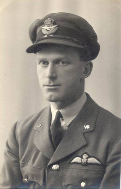 Capitán Douglas Alfred Hine, piloto voluntario del Royal Air Force en el escuadrón canadiense 431 dotado de bombarderos Wellington. Derribado sobre Alemania a los 31 años de edad. La tumba de este olvidado Puma se encuentra en el cementerio de guerra de Rheinberg, en Alemania. (Archivo Claudio Meunier).
