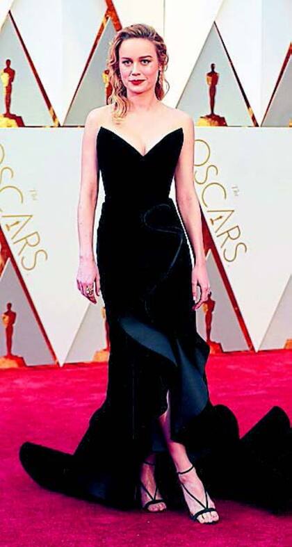 Capitana: Brie Larson lució
un traje de Oscar de la Renta