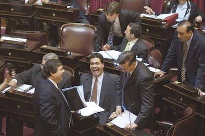 Capitanich, entre José Mayans y Miguel Pichetto