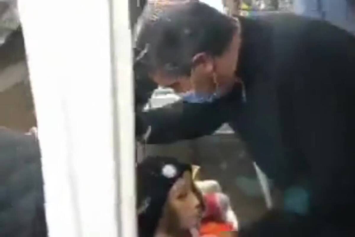 Capitanich, besando un maniquí: una imagen que se viralizó