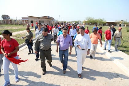 Capitanich, en una recorrida con Emerenciano Sena y sus seguidores