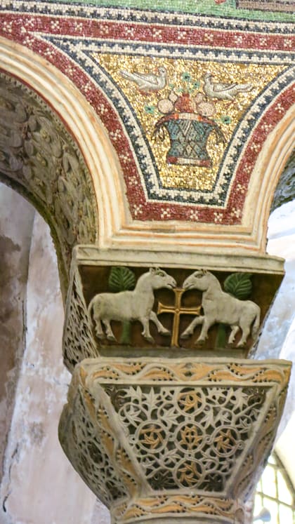 Capitel en San Vital. Un arte finísimo cubre cada resquicio tanto en paredes como en columnas, pisos y techos.