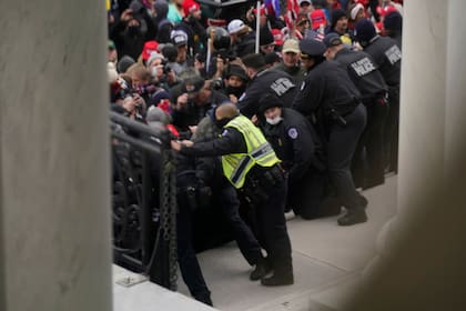 Choques con la policía en las puertas del Capitolio de EE.UU.