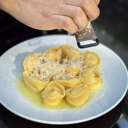 Cappelletti de stracciatella cremosa con aceite de trufas y parmesano rallado