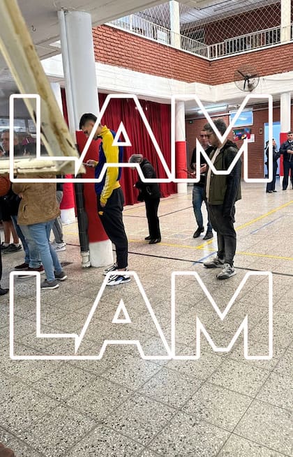 Captaron a Jey Mammon mientras formaba la fila para votar