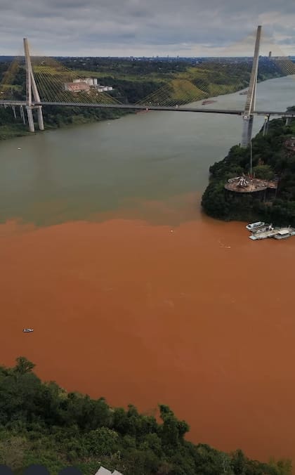 Captura de ayer de la confluencia del río Iguazú con el Paraná, en la Triple Frontera. Argentina (abajo), Brasil (derecha) y Paraguay (arriba); el contraste está relacionado con la fuerte crecida del Iguazú, cargado de sedimentos