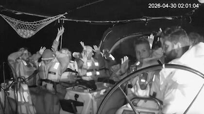 Captura de cámaras de seguridad muestra a miembros de la segunda Flotilla Global Sumud mientras son interceptados por fuerzas israelíes, el 30 de abril de 2026