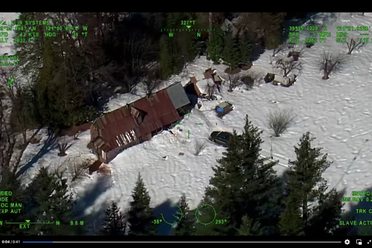 Captura de pantalla de imágenes del rescate realizado en el Condado de Sierra. Una pareja lleva aislada dos meses, luego de quedar atrapada por las nevadas.