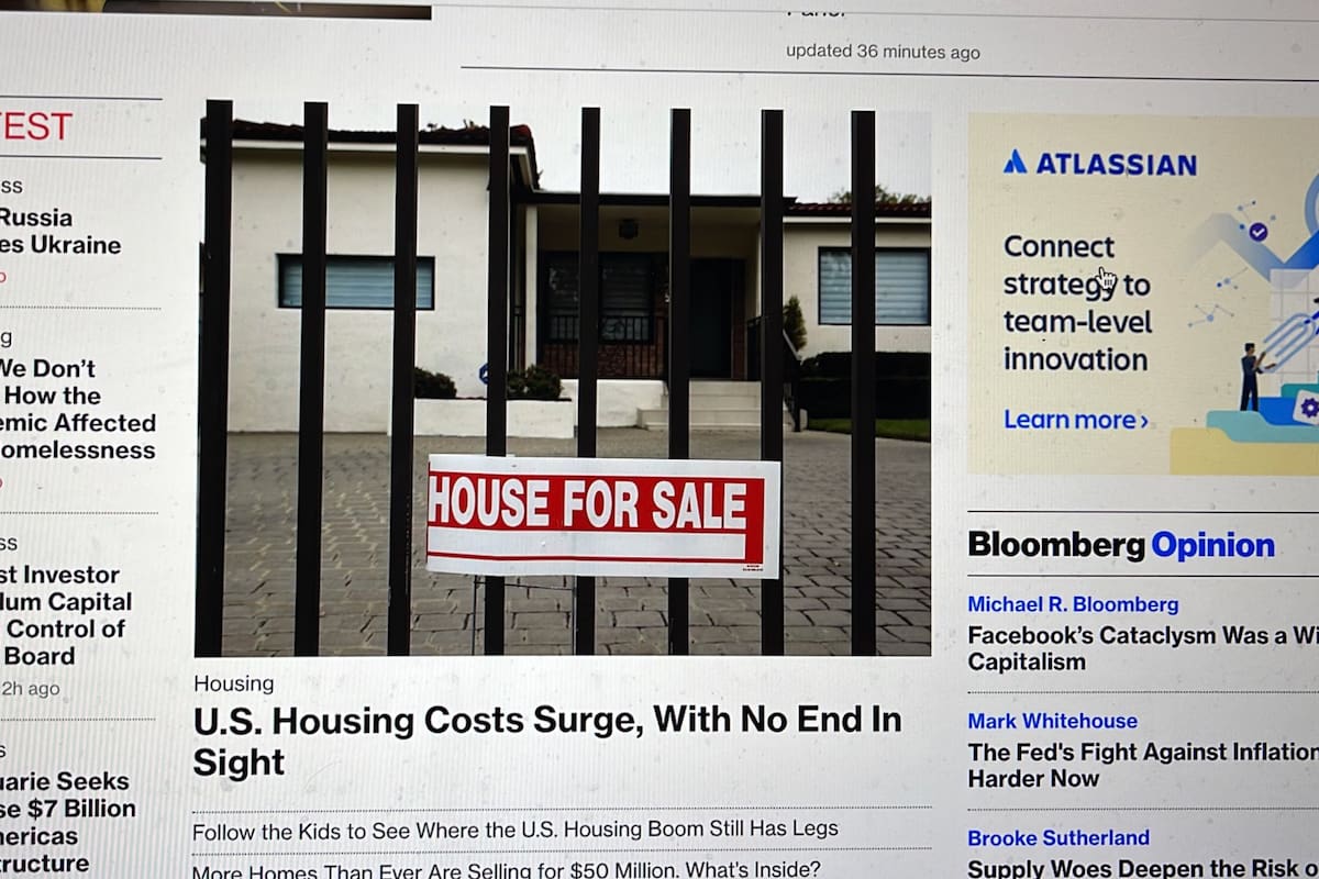 Captura de pantalla de la publicación de Bloomberg obtenida por Olga Lautman, quien dio la alerta en redes sociales. Fuente: Twitter @OlgaNYC1211