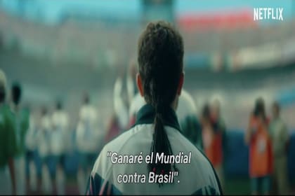Captura de pantalla de un fotograma de la serie "El Divino", que cuenta la vida deportiva y personal de Roberto Baggio, y que se estrena en Netflix el 26 de mayo.