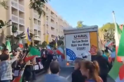 Captura de pantalla de un video del camión de mudanzas atravesando el grupo de manifestantes en Los Ángeles, California, Estados Unidos. Fuente: X