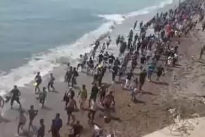 Una avalancha de migrantes que llegan a nado desde Marruecos colapsa los controles en Ceuta