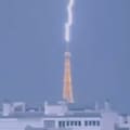 Un video captó el momento exacto en el que un rayo impactó la Torre Eiffel durante una tormenta sobre París