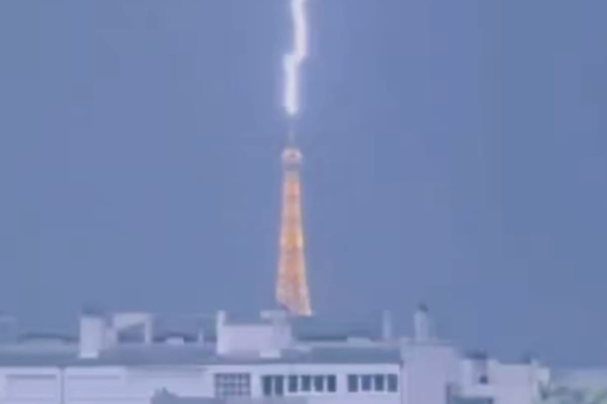 Captura de pantalla de un video que muestra el momento en que un rayo impacta en la Torre Eiffel, en París. Fuente: X