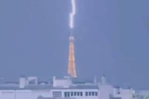 Un video captó el momento exacto en el que un rayo impactó la Torre Eiffel mientras una tormenta azotaba París