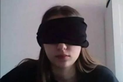 Captura de pantalla de una alumna en Italia que tuvo que vendarse los ojos durante un examen a solicitud de la profesora
