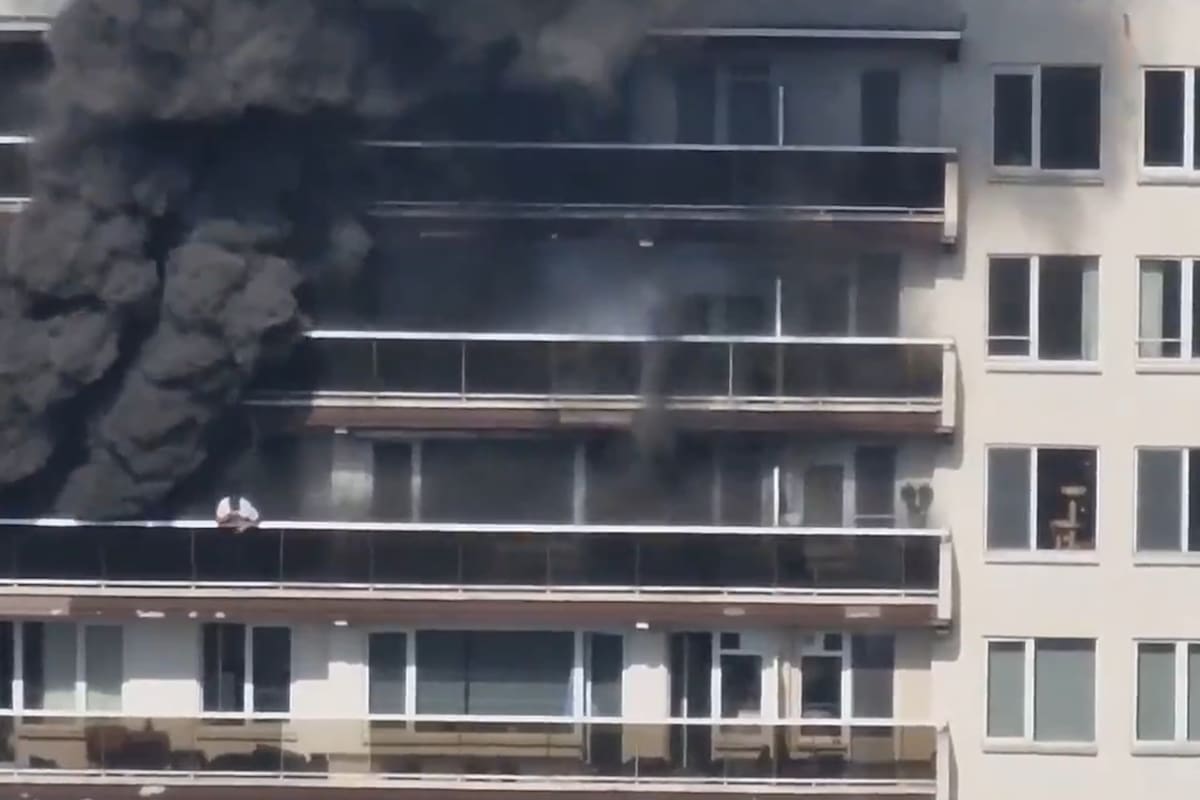 Captura de pantalla del video que circula en redes sociales sobre el incendio en Amberes, Bélgica, el 1 de julio de 2026. Fuente: X