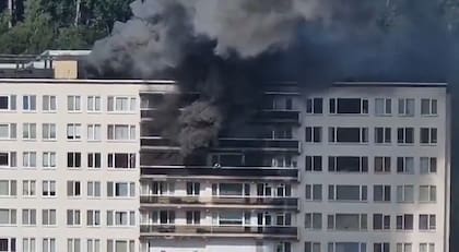 Captura de pantalla del video que circula en redes sociales sobre el incendio en Amberes, Bélgica, el 1 de julio de 2026. Fuente: X