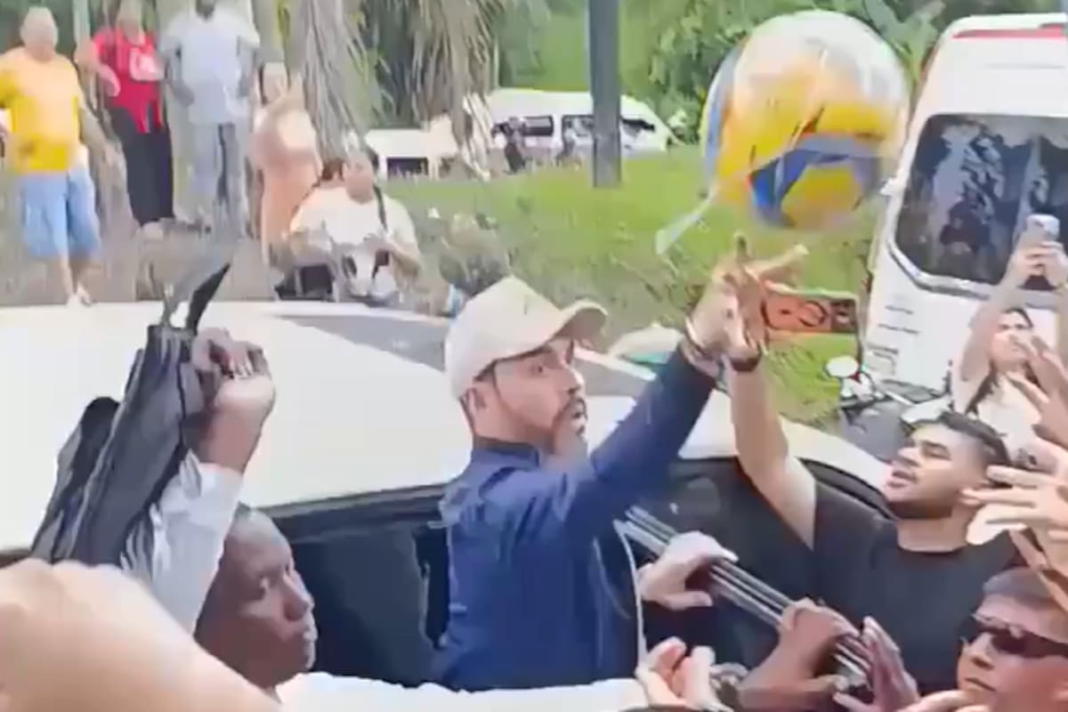 Captura de pantalla del video que circuló en redes sociales en el que se ve a De la Espriella repartiendo pelotas de fútbol con el slogan de su partido. Fuente: X