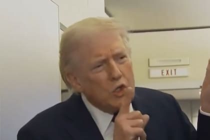 Captura de pantalla del video que muestra a Trump confrontando a la periodista a bordo del Air Force One. Fuente: X
