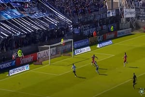 (Captura de pantalla) La impresionante altura que tomó el remate de Nahuel Bustos, en su gol ante Chacarita