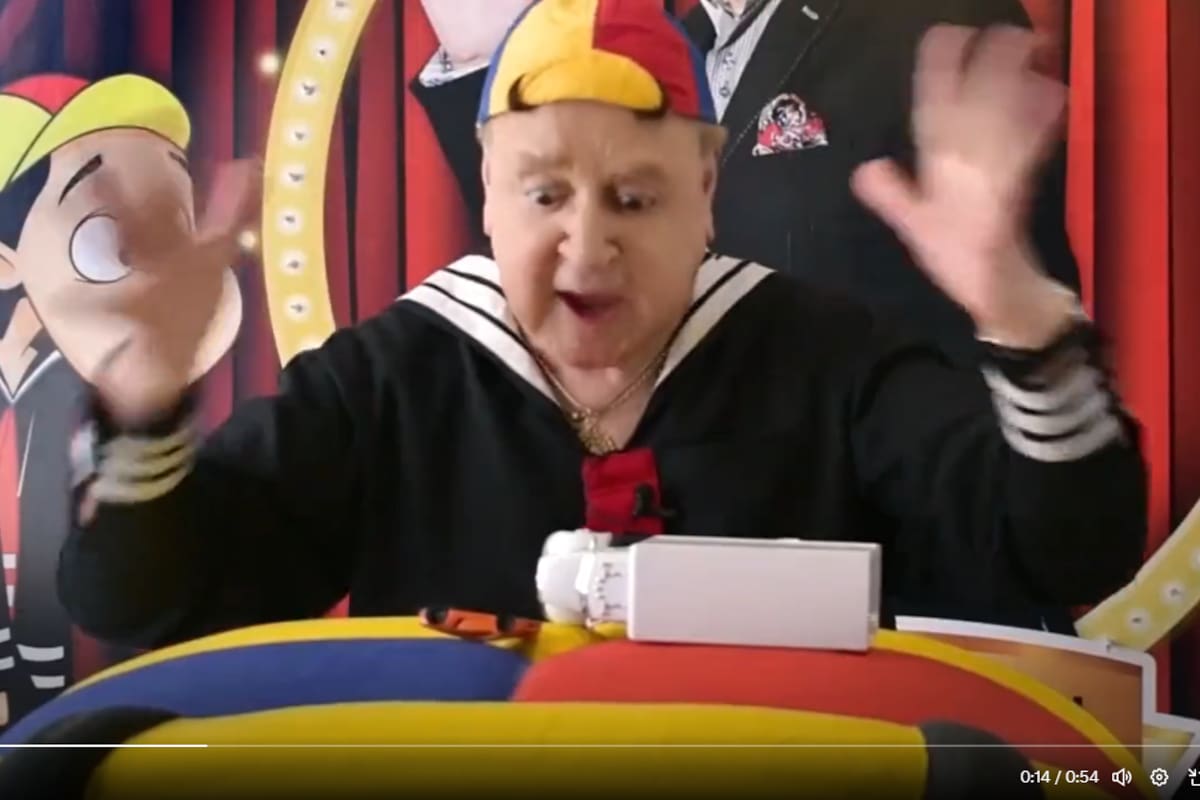 Captura de pantalla tomada de un video en X, @USEmbassyMEX del actor Carlos Villagrán, mejor conocido como "Quico", que promueve el cruce legal.