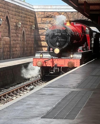 Captura de Roccuzzo en su recorrida por la plataforma 9 3/4