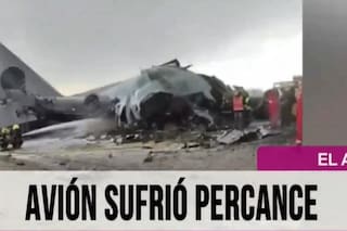 Se estrelló un avión que transportaba dinero en una avenida en Bolivia y la gente intentó saquearlo