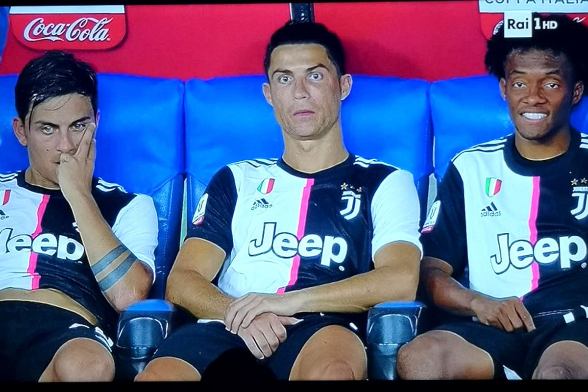 Captura de TV que muestra a Paulo Dybala, Cristiano Ronaldo y Guillermo Cuadrado mientras digieren la derrota contra Napoli apenas terminada la definición por penales.