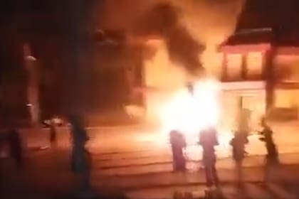 Captura de un video publicado en redes que muestra el incendio en una sede del Partido Comunista en Morón, Cuba